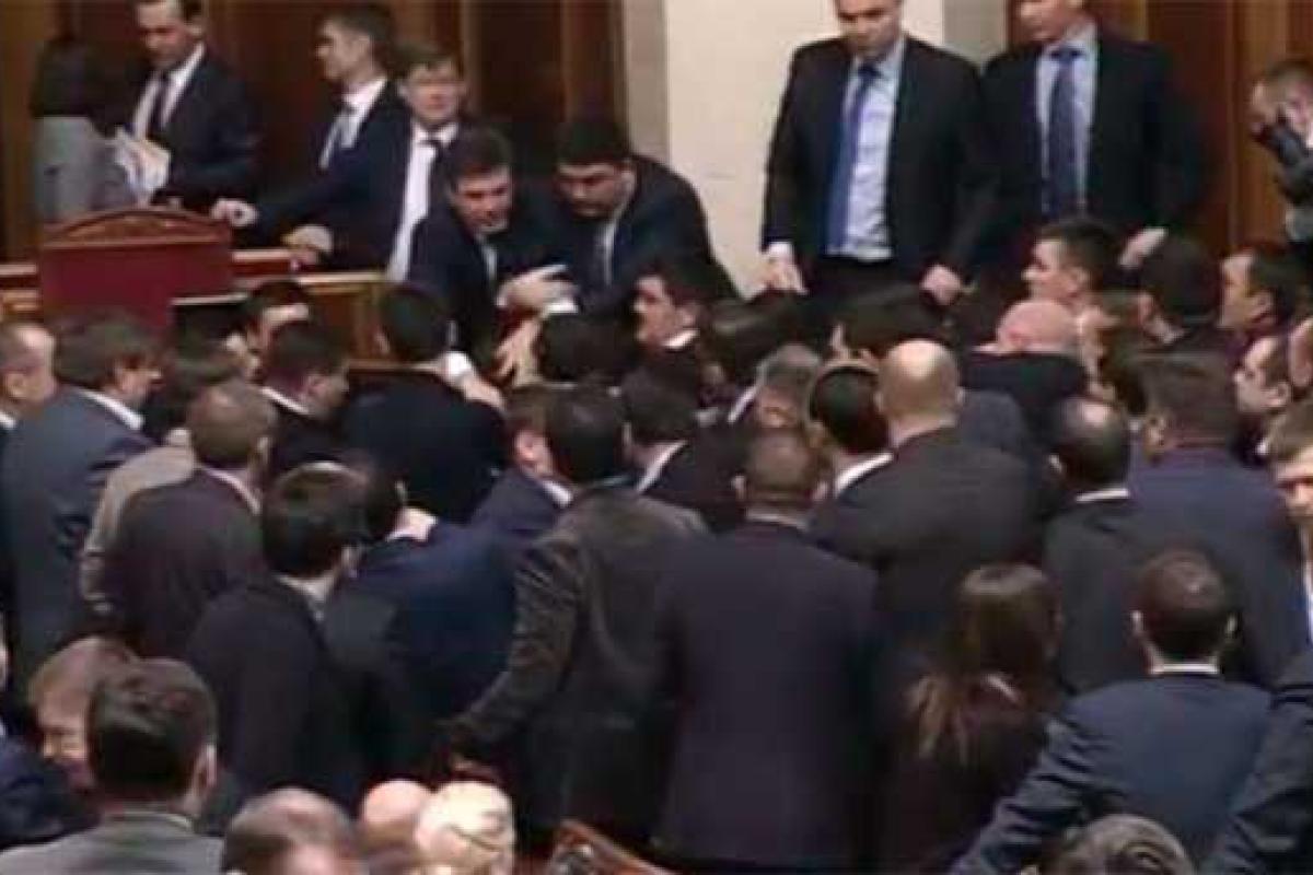 В Раде произошла жестокая драка между депутатами