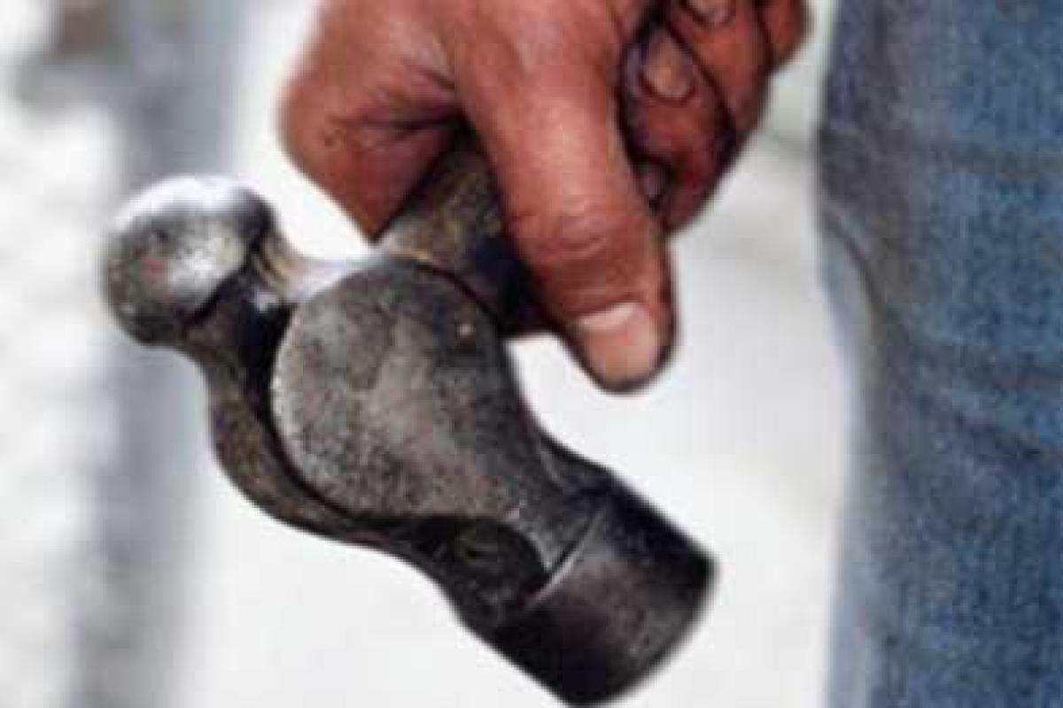 В Мариуполе покупатель ударил молотком по голове продавщицу пива В Мариуполе покупатель ударил молотком по голове продавщицу пива