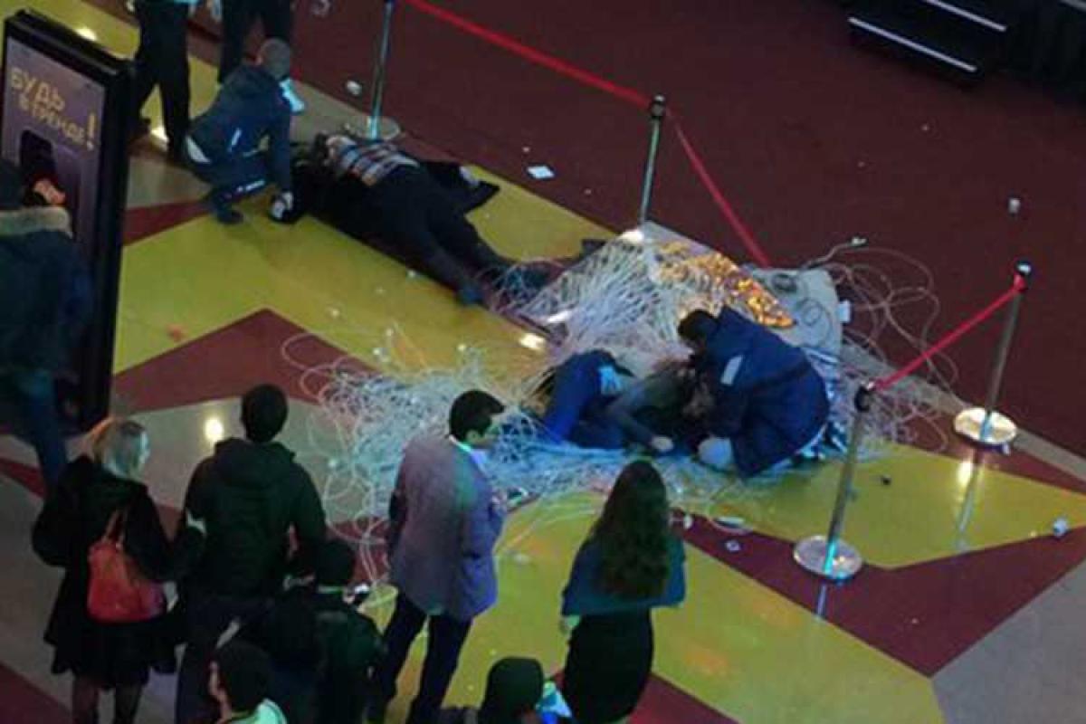 В ТЦ Сургута люстра упала на головы людей, среди пострадавших - дети 