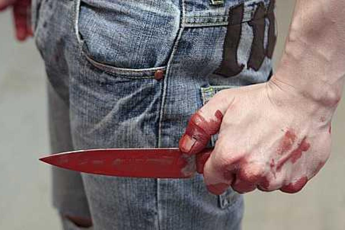 В Станично-Луганскую больницу привезли женщину, которую ударили ножом в спину