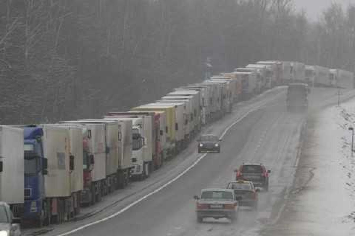 Российские дальнобойщики требуют от Путина проведения референдума в стране. Видео