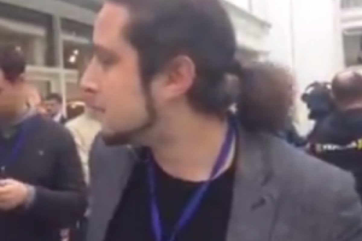 Скандал в Париже: "Гавкающий" журналист LifeNews позорно убежал от охраны Эрдогана Скандал в Париже: "Гавкающий" журналист LifeNews позорно убежал от охраны Эрдогана