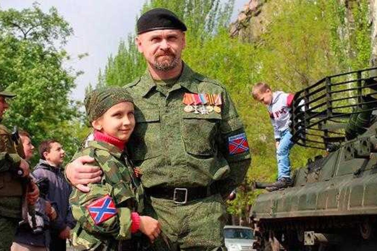 Боевики "ЛНР" используют в пропаганде 10-летнюю девочку Боевики "ЛНР" используют в пропаганде 10-летнюю девочку