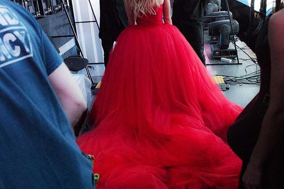 Вера Брежнева выступила на «Песне года» в платье по цене элитной иномарки