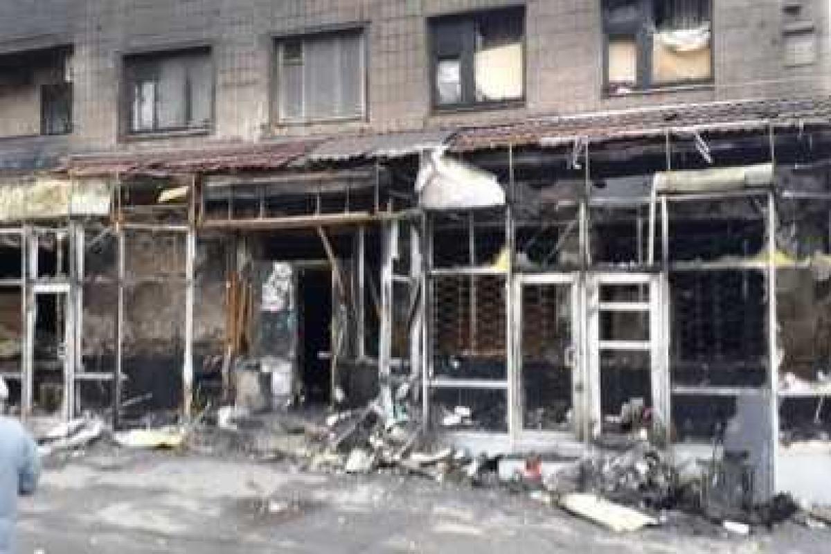 В Донецке продавцы сгоревшего магазина начали торговать на улице "по дешевке" В Донецке продавцы сгоревшего магазина начали торговать на улице "по дешевке"