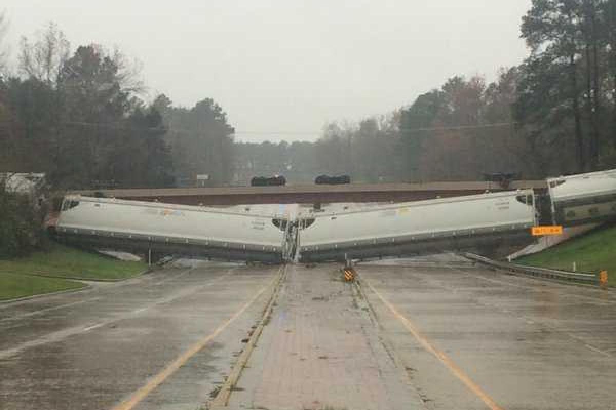 ЧП в Техасе: сильный ветер сдул поезд с моста ЧП в Техасе: сильный ветер сдул поезд с моста