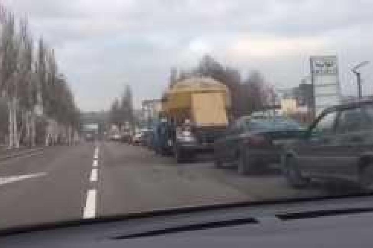 В Донецке многие поставили машины в гараж и ходят пешком В Донецке многие поставили машины в гараж и ходят пешком