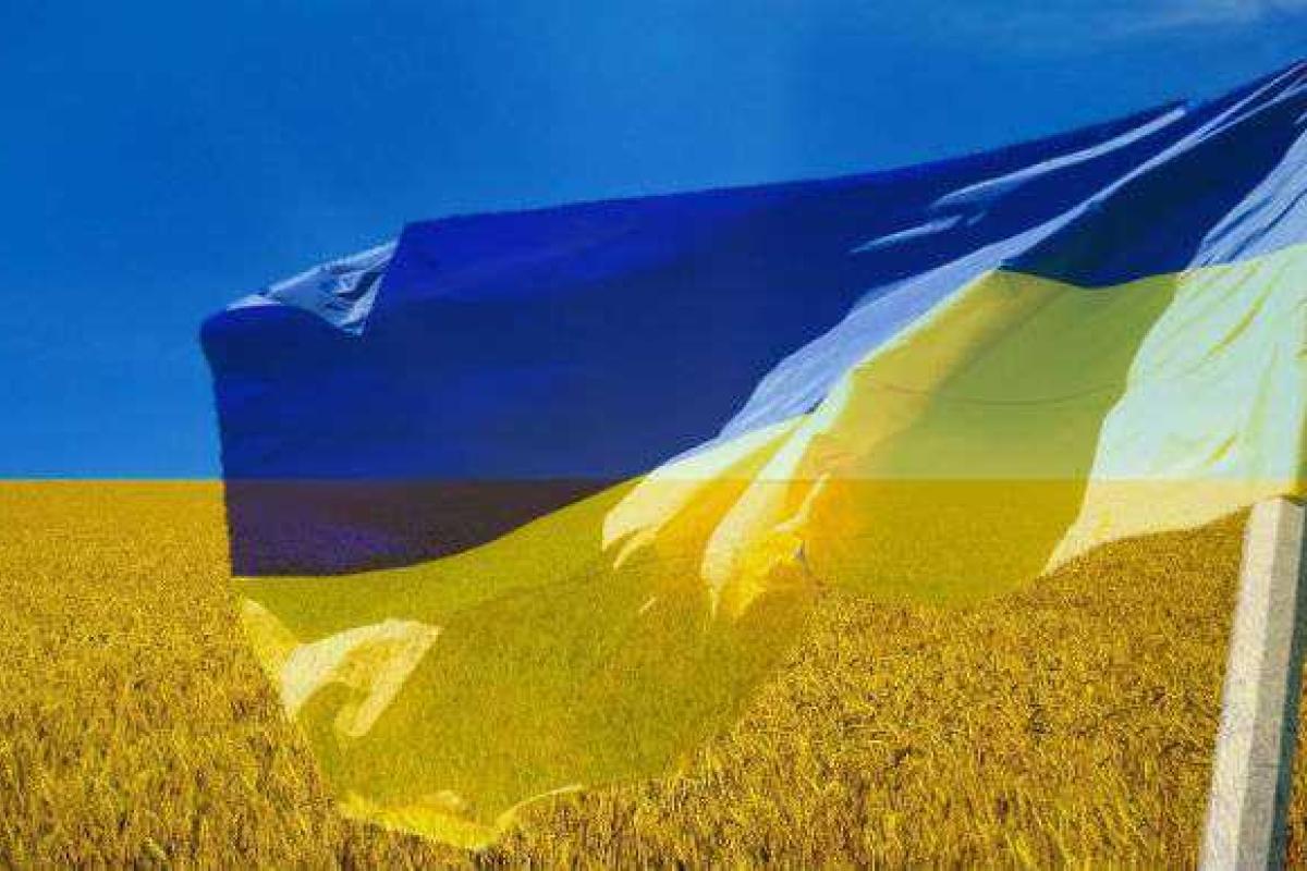 В Донецке расклеивают проукраинские патриотические наклейки - журналист В Донецке расклеивают проукраинские патриотические наклейки - журналист