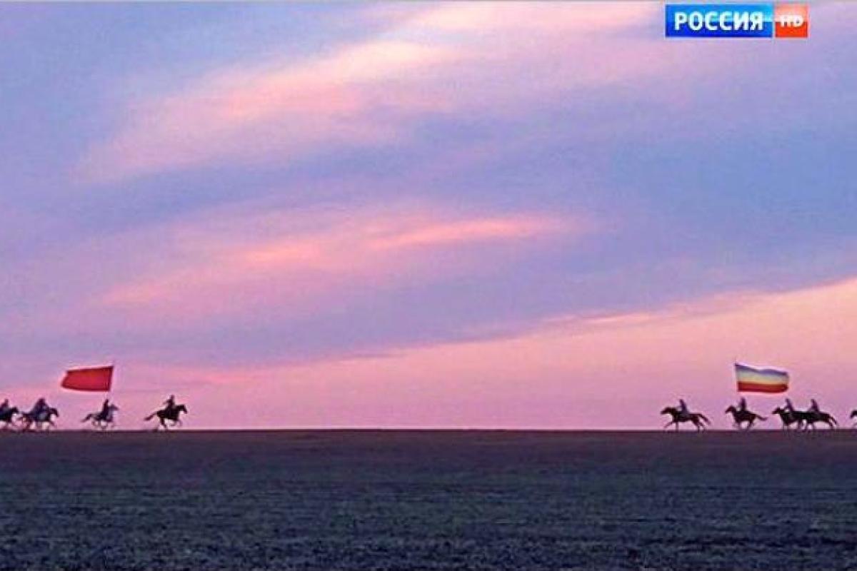 Режиссер «Тихого Дона» Урсуляк умышленно «перепутал» флаги в фильме