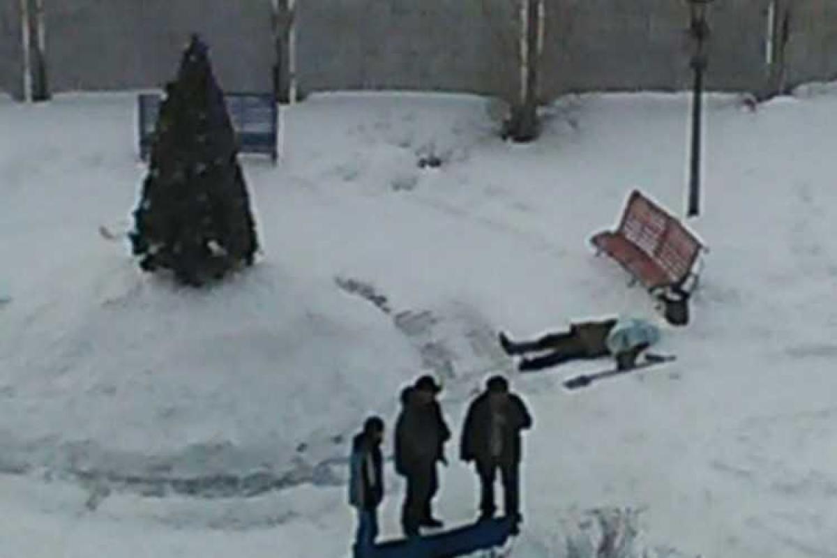 Житель Кемерово погиб, устанавливая ёлку во дворе