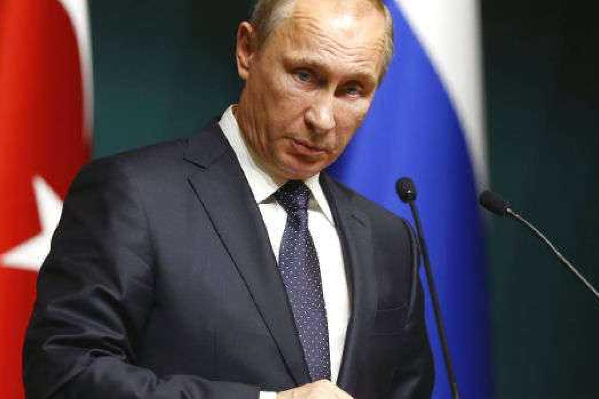 У Путина есть женщина, которая исправляет его ошибки