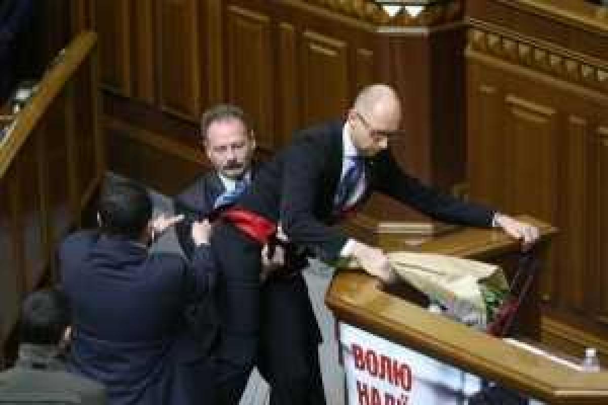 Нардеп Барна схватил Яценюка между ног. Видео Нардеп Барна схватил Яценюка между ног. Видео