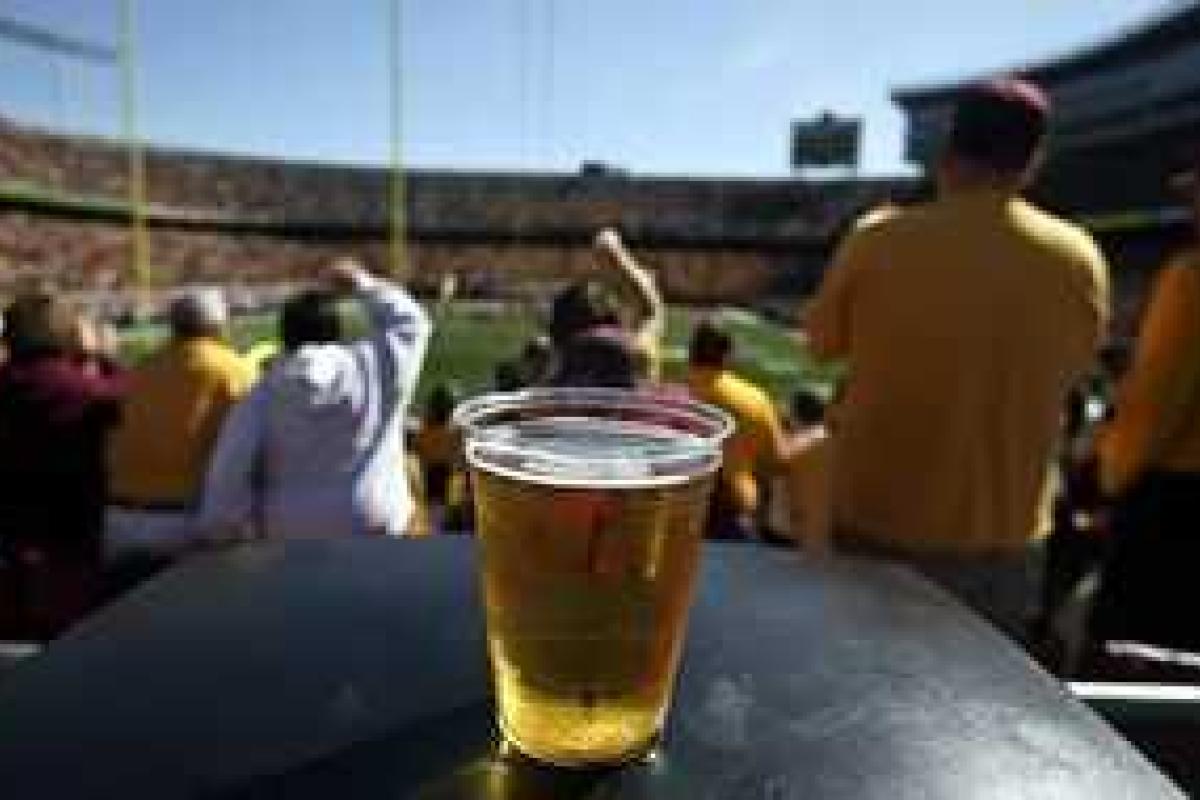 На футбольных стадионах России официально могут разрешить продавать пиво На футбольных стадионах России официально могут разрешить продавать пиво