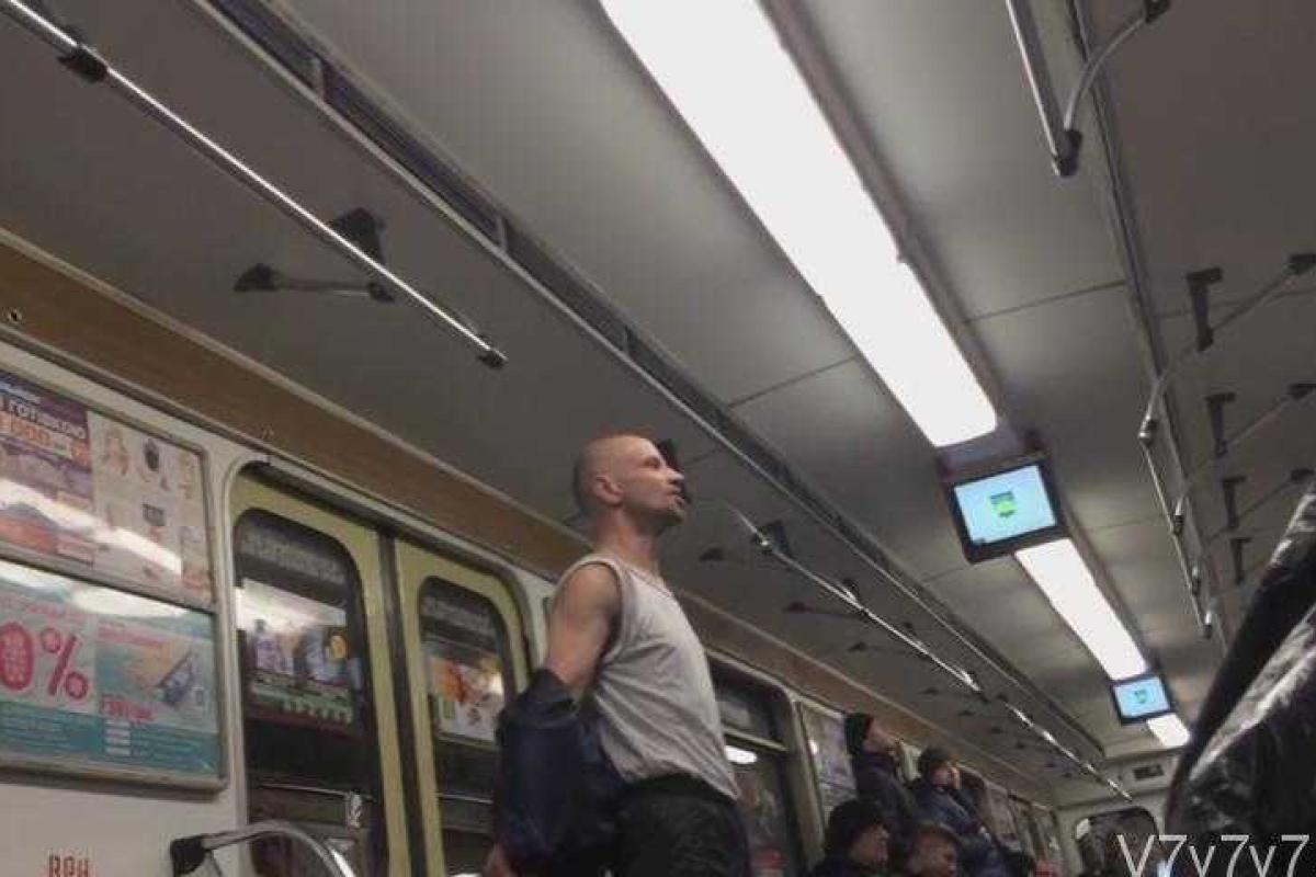 В вагоне столичного метро буянил неадекватный пассажир, называя ceбя Ииcуcoм