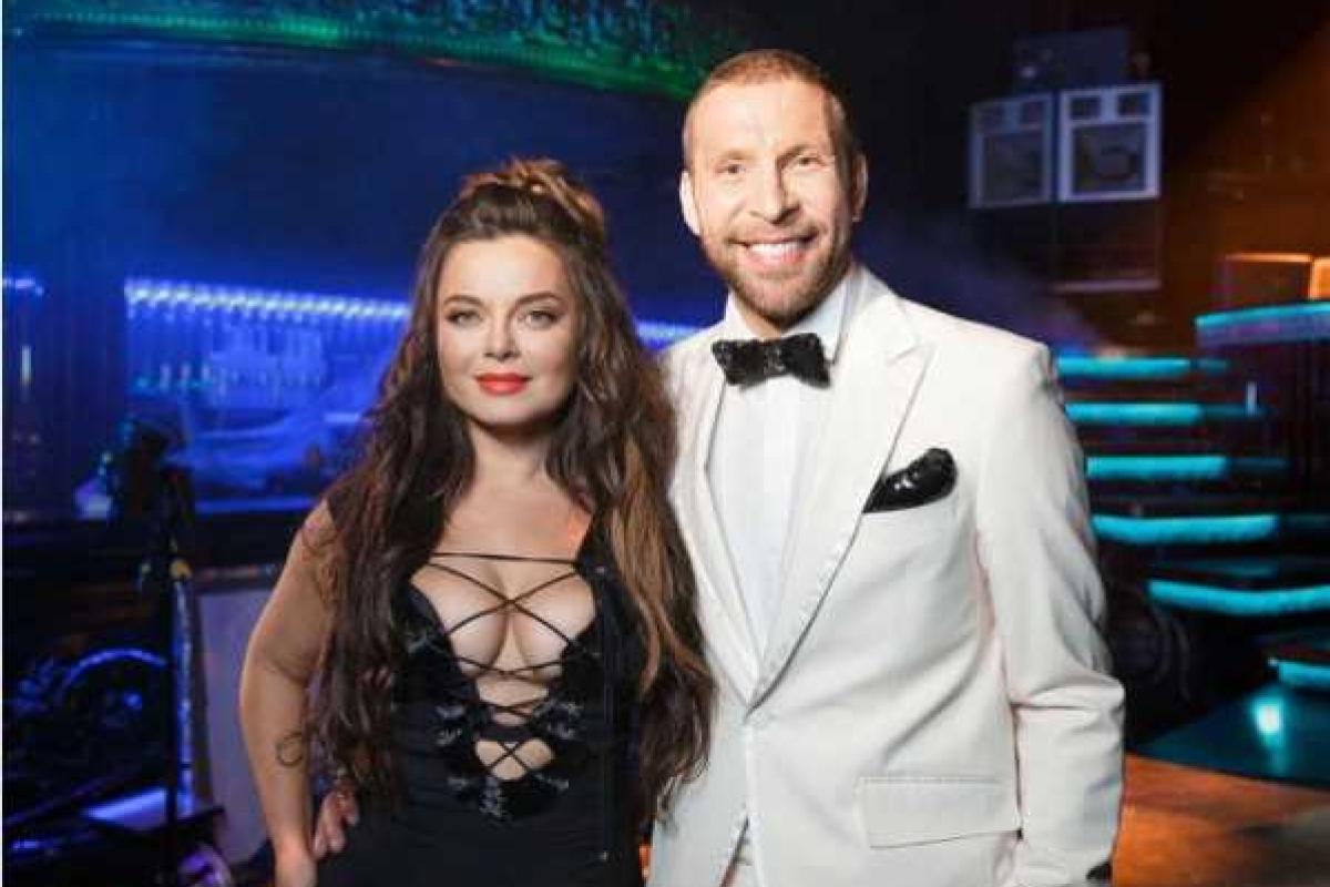 Скандал с обнаженной Королевой приутих и она снова выставила грудь Скандал с обнаженной Королевой приутих и она снова выставила грудь