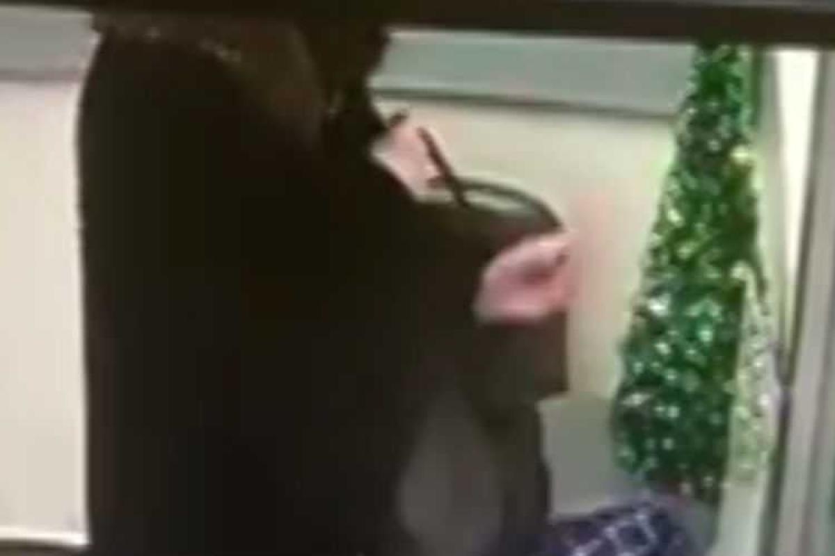 Кража века: бабулька вынесла новогоднюю ёлку из Сбербанка России