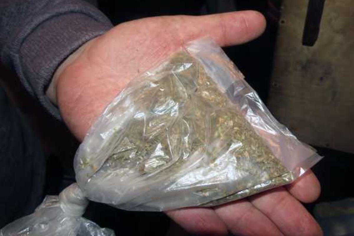 В Димитрове полицейские "накрыли" наркопритон в квартире многоэтажки В Димитрове полицейские "накрыли" наркопритон в квартире многоэтажки