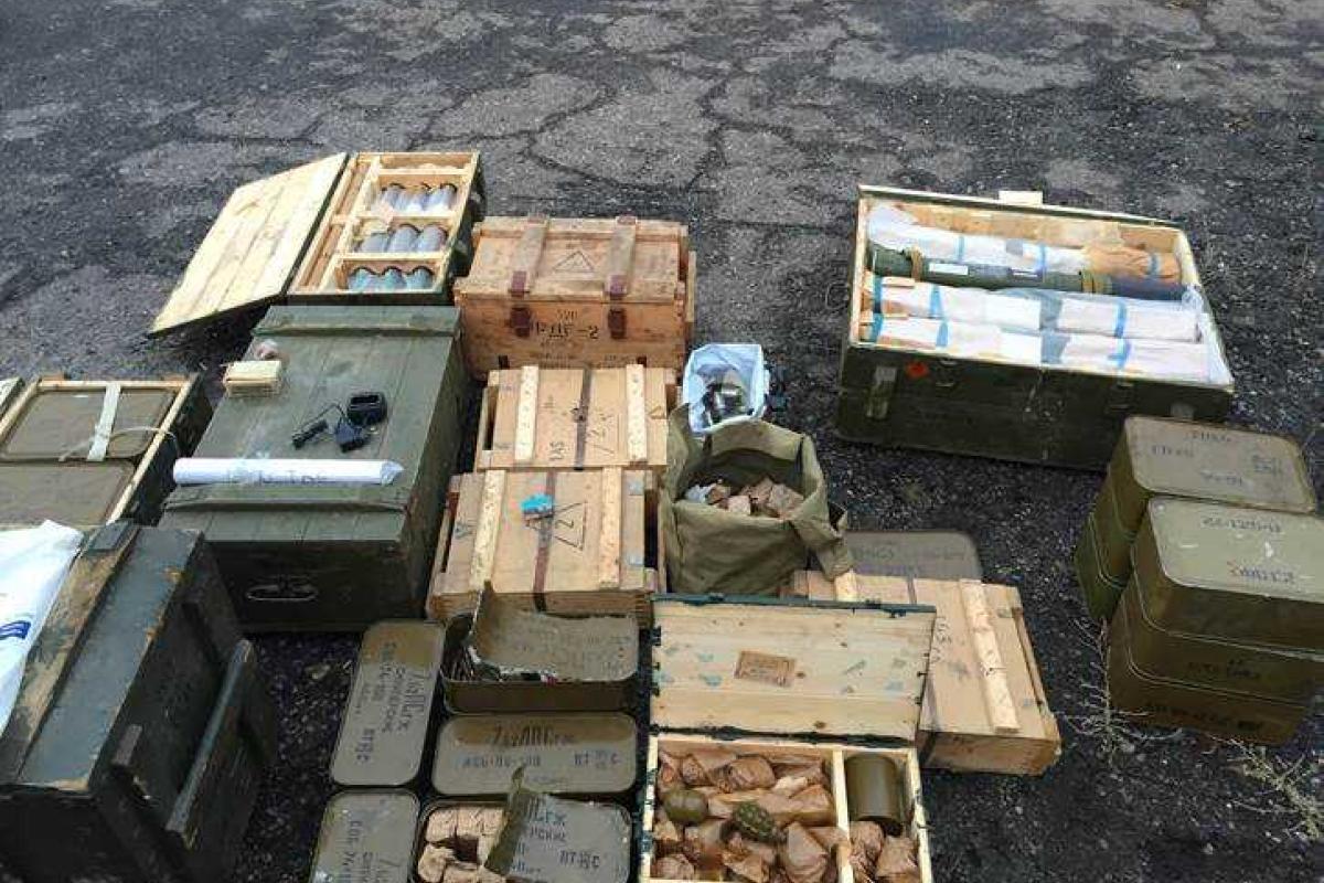В Новоайдаре обнаружили тайник с гранатометами и большим количеством боеприпасов