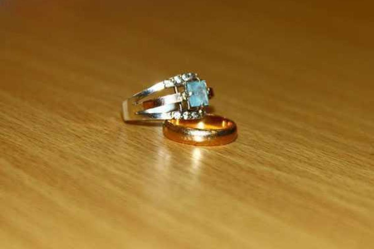 В Мариуполе мужчина напал на женщину в подъезде дома