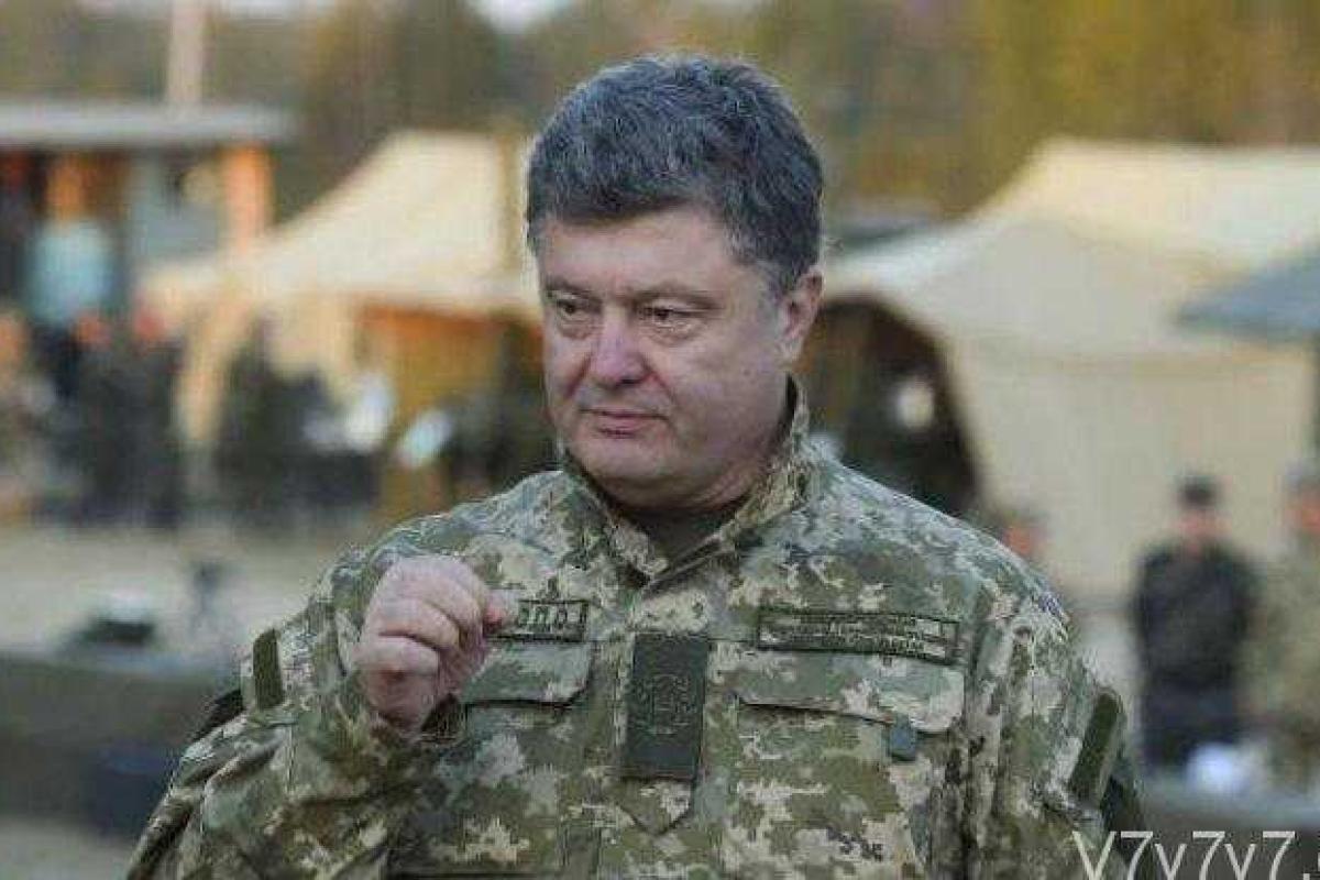 Порошенко объявил о готовности бороться с ИГИЛ в Сирии Порошенко объявил о готовности бороться с ИГИЛ в Сирии