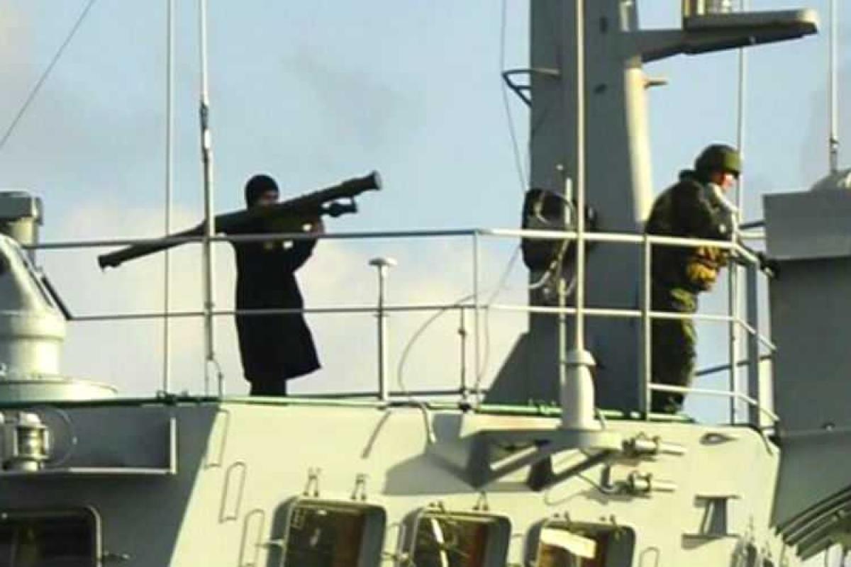 Турцию возмутило фото российского военного с ПЗРК посреди Босфора