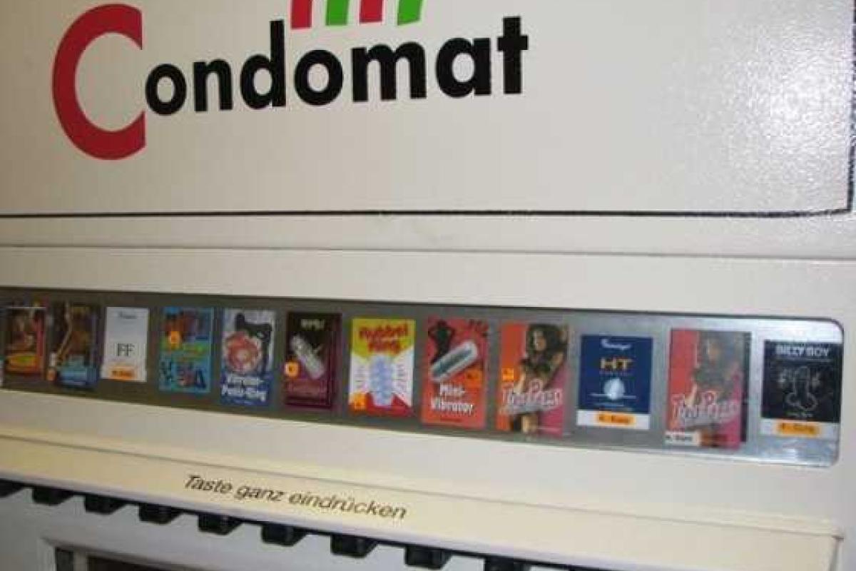 Житель Германии погиб при попытке ограбить автомат с презервативами