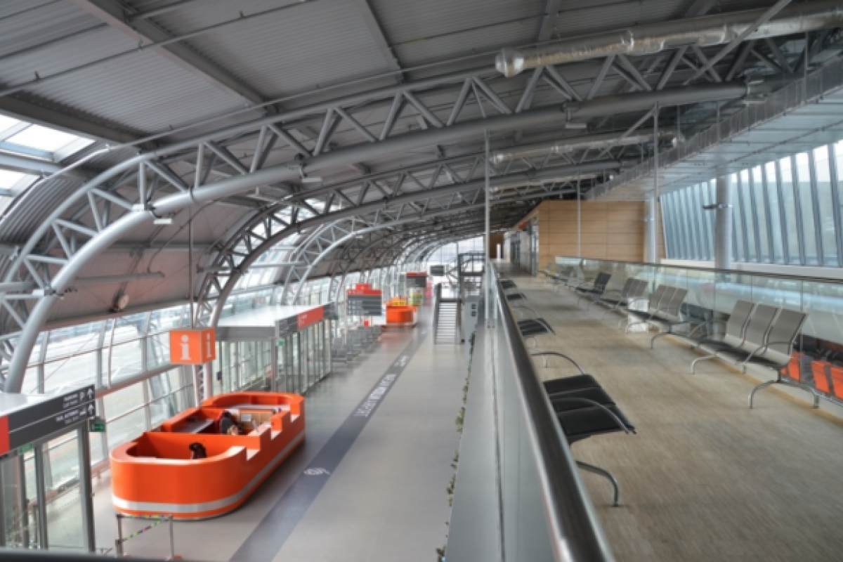 В Варшаве из-за угрозы взрыва эвакуирован аэропорт В Варшаве из-за угрозы взрыва эвакуирован аэропорт