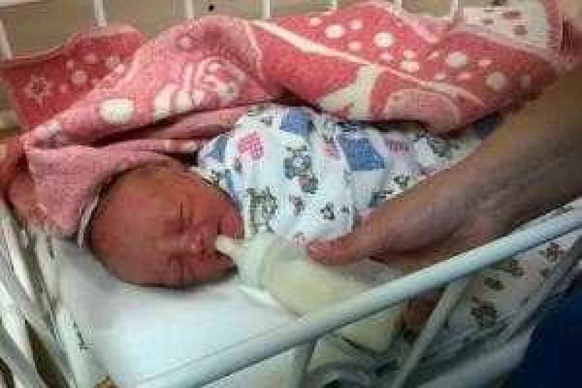 В Мариуполе в пакете возле мусорного контейнера нашли новорожденного мальчика В Мариуполе в пакете возле мусорного контейнера нашли новорожденного мальчика