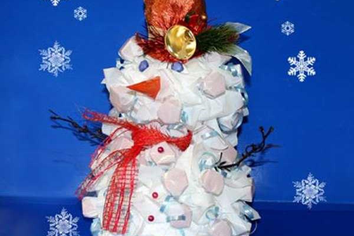 Снеговичок из конфет Снеговичок из конфет