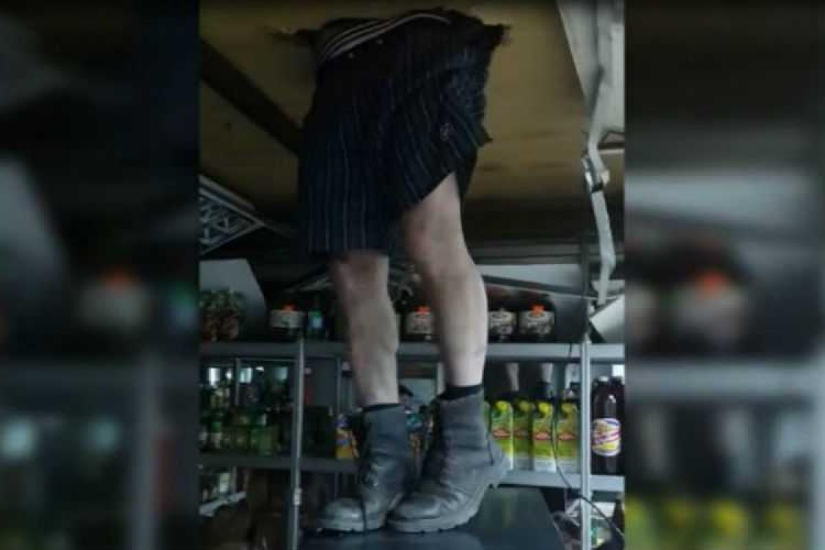 В России грабитель рассмешил полицейских дрожащими голыми ногами. Видео