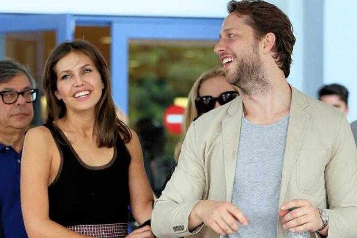 Жена Романа Абрамовича прогуливалась по Майами под руку с известным американцем-геем Жена Романа Абрамовича прогуливалась по Майами под руку с известным американцем-геем