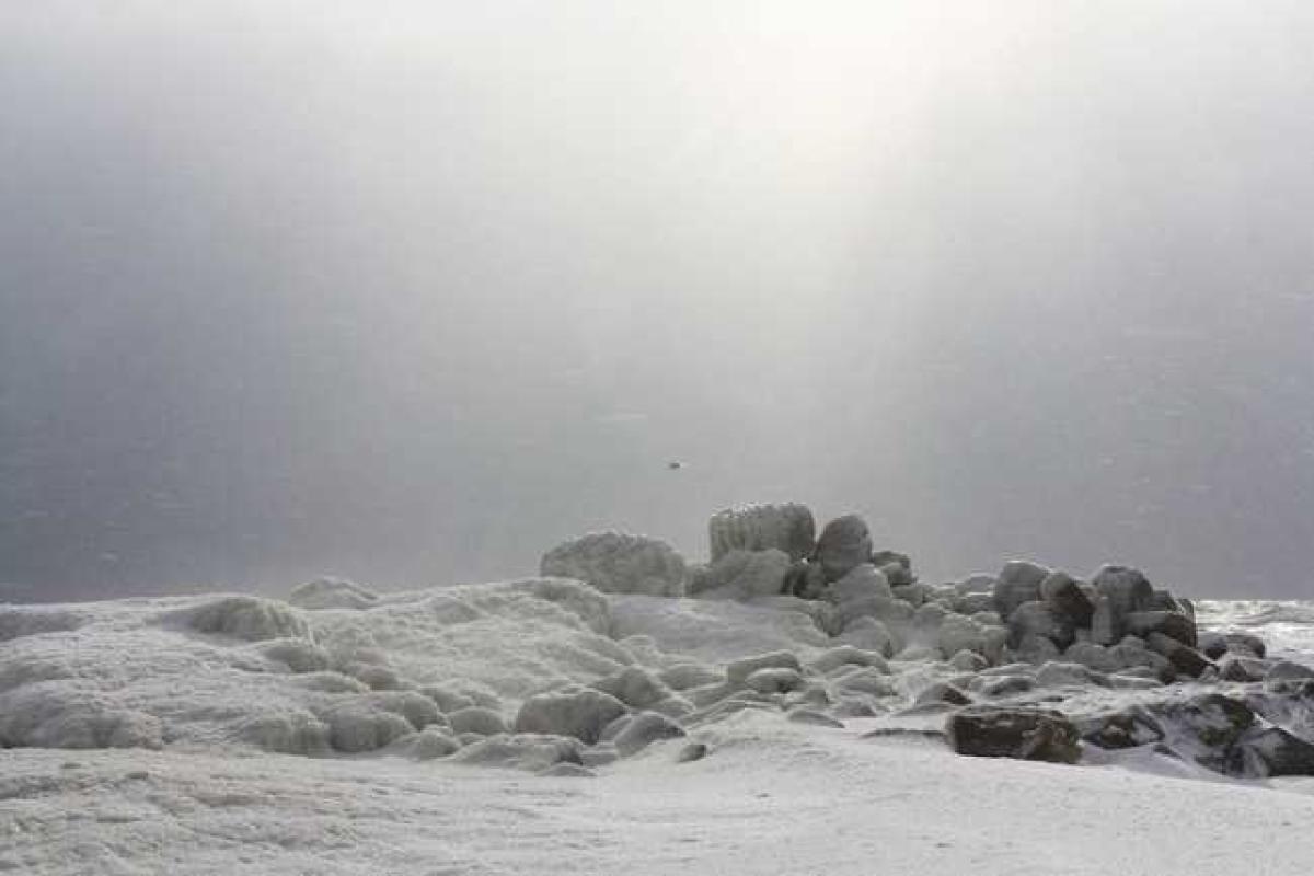 Азовское море замерзло и стало похоже на ледяную пустыню