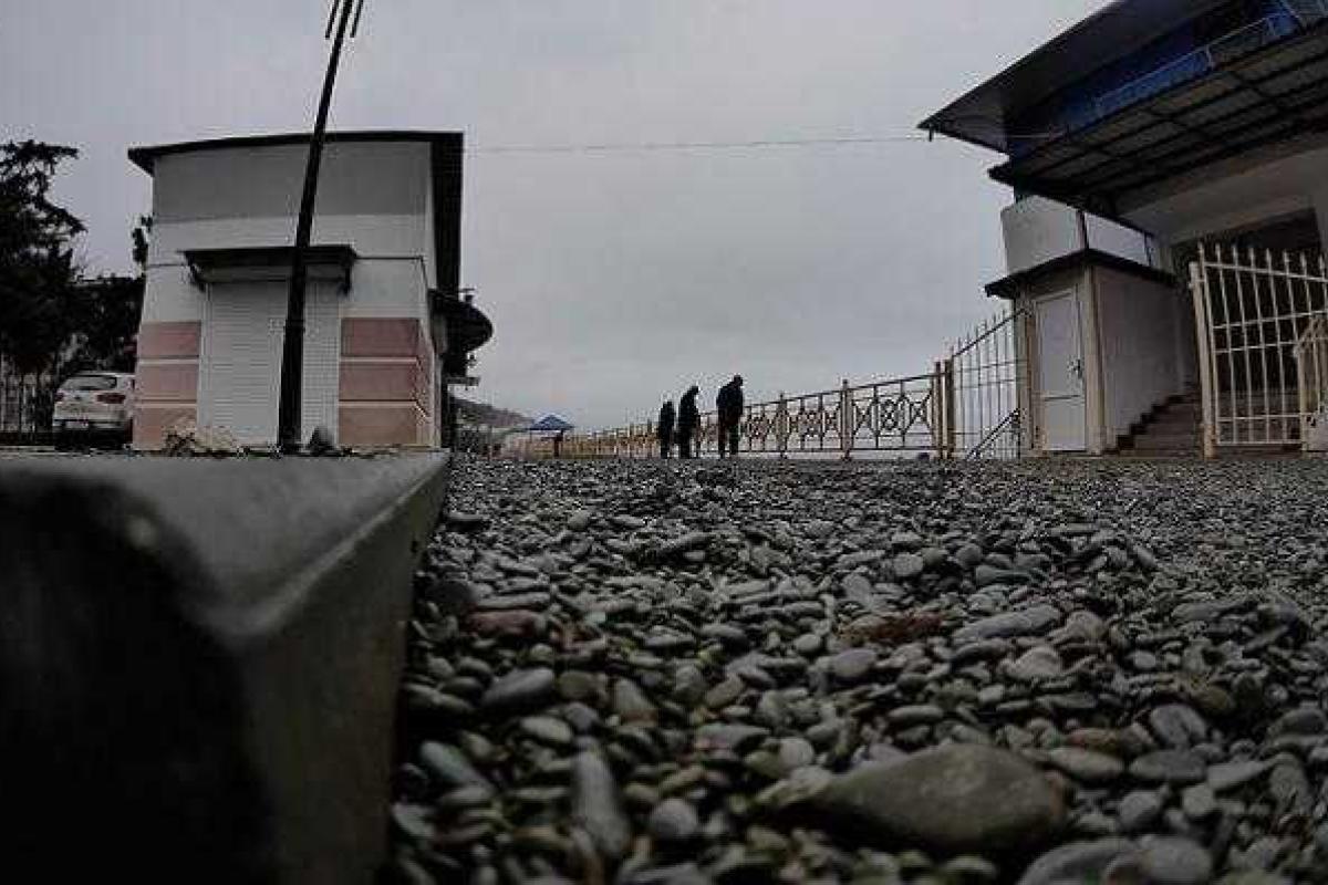 Шторм в Алуште засыпал набережную тоннами гальки Шторм в Алуште засыпал набережную тоннами гальки