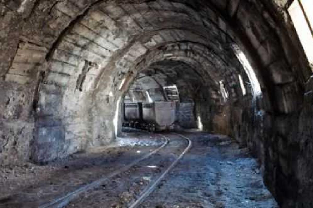 На шахте в Макеевке произошел обвал горных пород: пострадал машинист На шахте в Макеевке произошел обвал горных пород: пострадал машинист