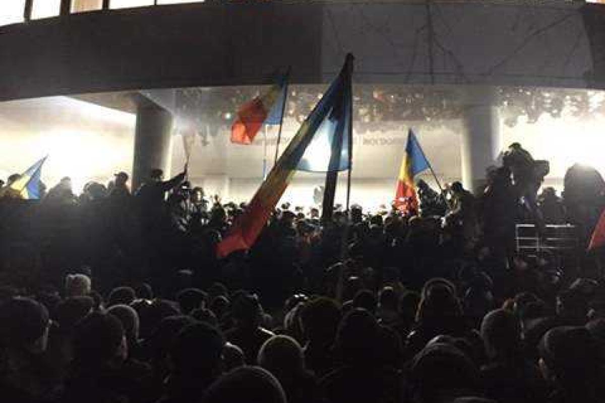 В Молдове люди штурмуют парламент, спецназ отбивается палками
