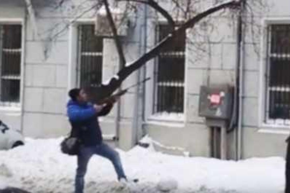 В Одессе мужчина расстрелял сосульки из пневматического ружья В Одессе мужчина расстрелял сосульки из пневматического ружья