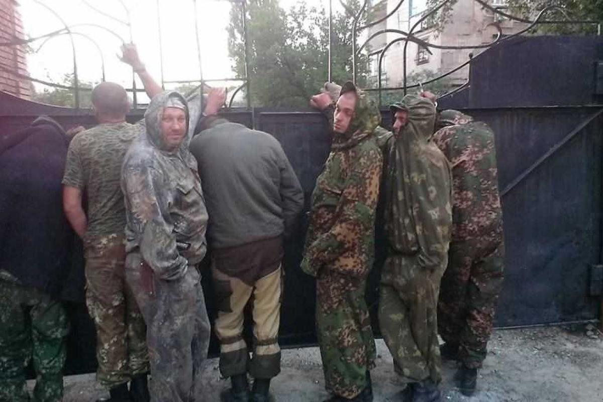 Горловских бродяг братья-россияне приковывали наручниками к воротам ресторанного комплекса 