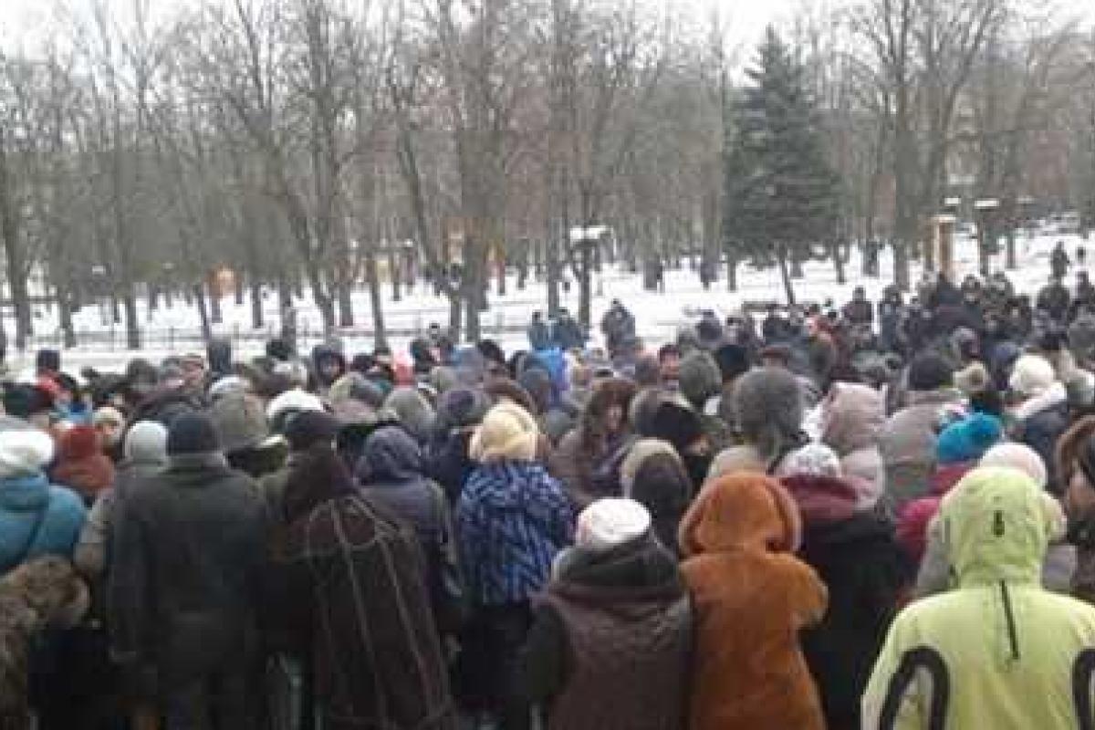 В Луганске предприниматели вышли на протест против нового "налогового кодекса" В Луганске предприниматели вышли на протест против нового "налогового кодекса"