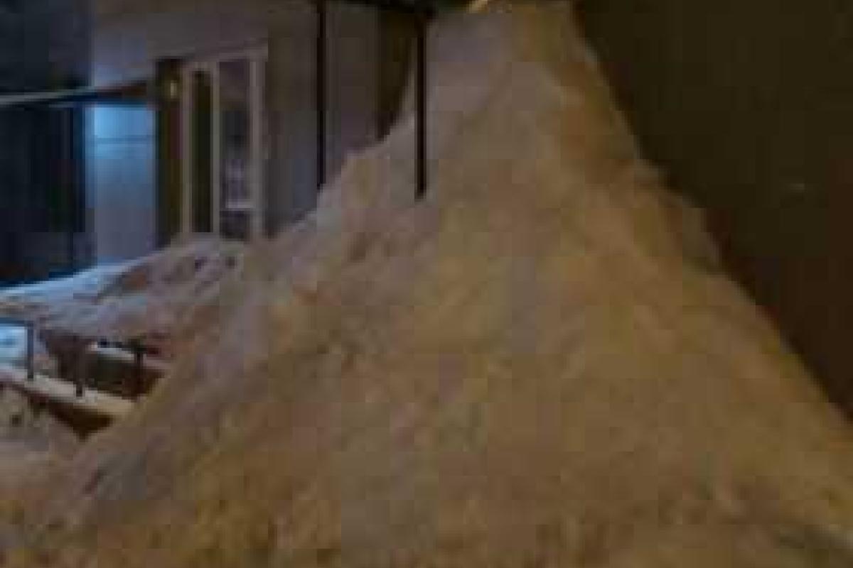 В России офис управляющей компании закопали в снег за плохую уборку