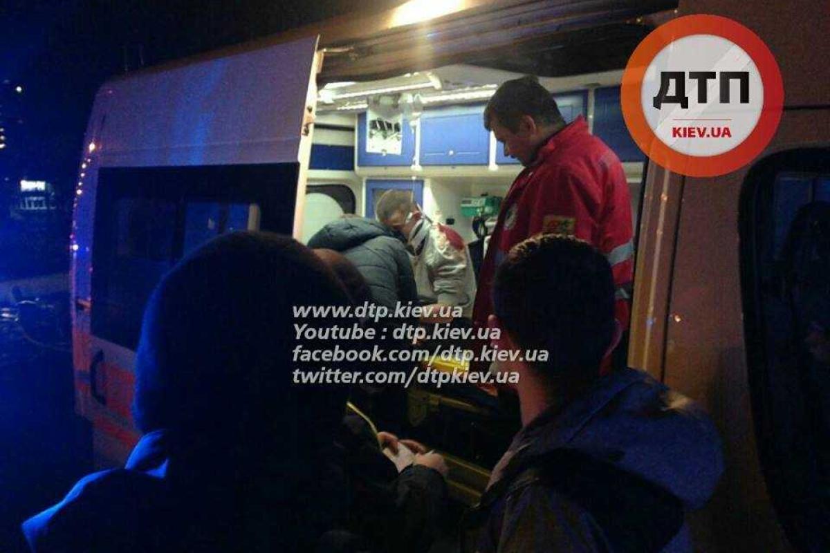 В Киеве водитель БМВ вылетел с дороги и снес столб В Киеве водитель БМВ вылетел с дороги и снес столб