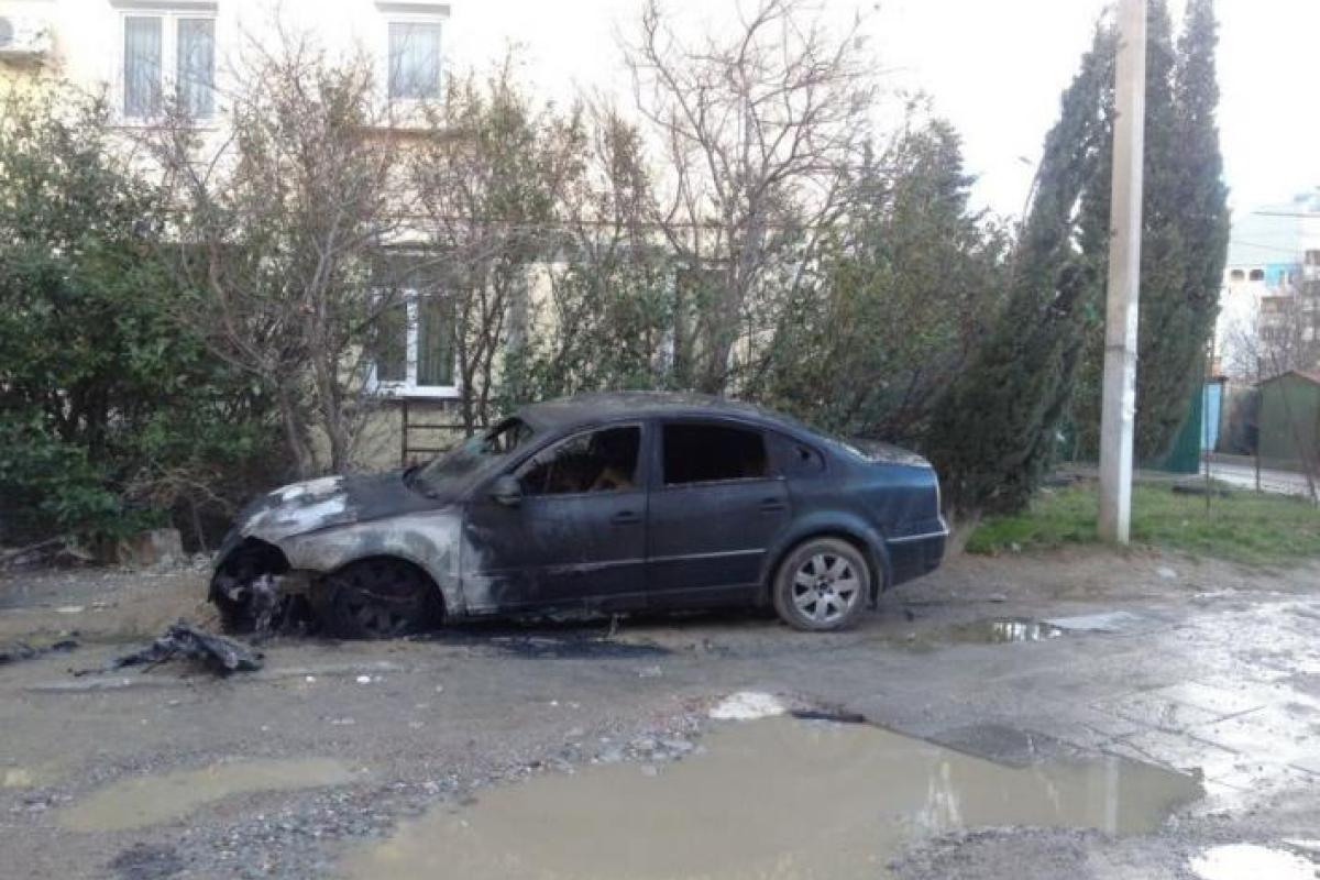 В Ялте сожгли два автомобиля с российскими номерами В Ялте сожгли два автомобиля с российскими номерами