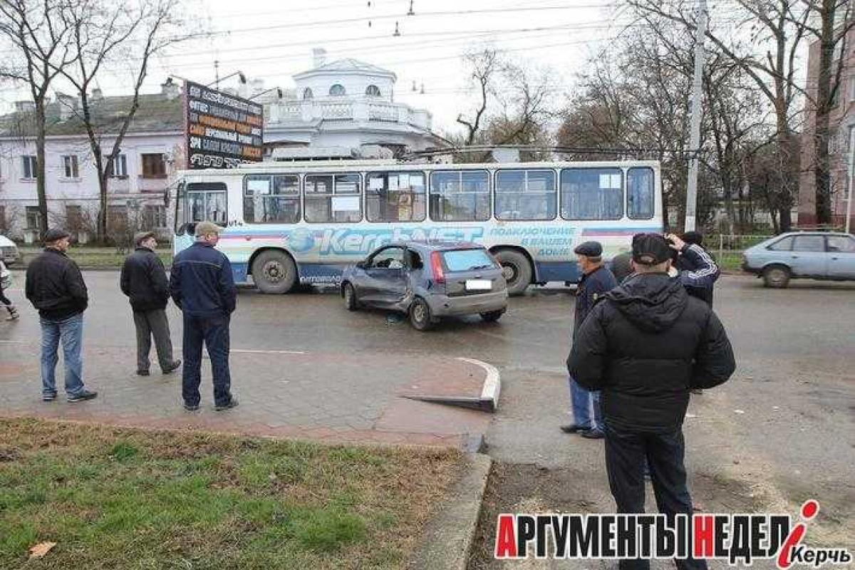 В Керчи троллейбус протаранил иномарку В Керчи троллейбус протаранил иномарку