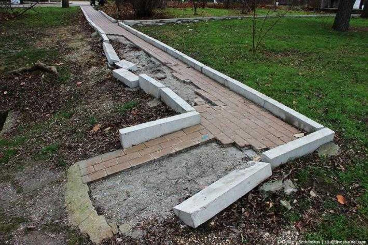 Тротуар на Малаховом кургане в Севастополе разобрали на плитку Тротуар на Малаховом кургане в Севастополе разобрали на плитку