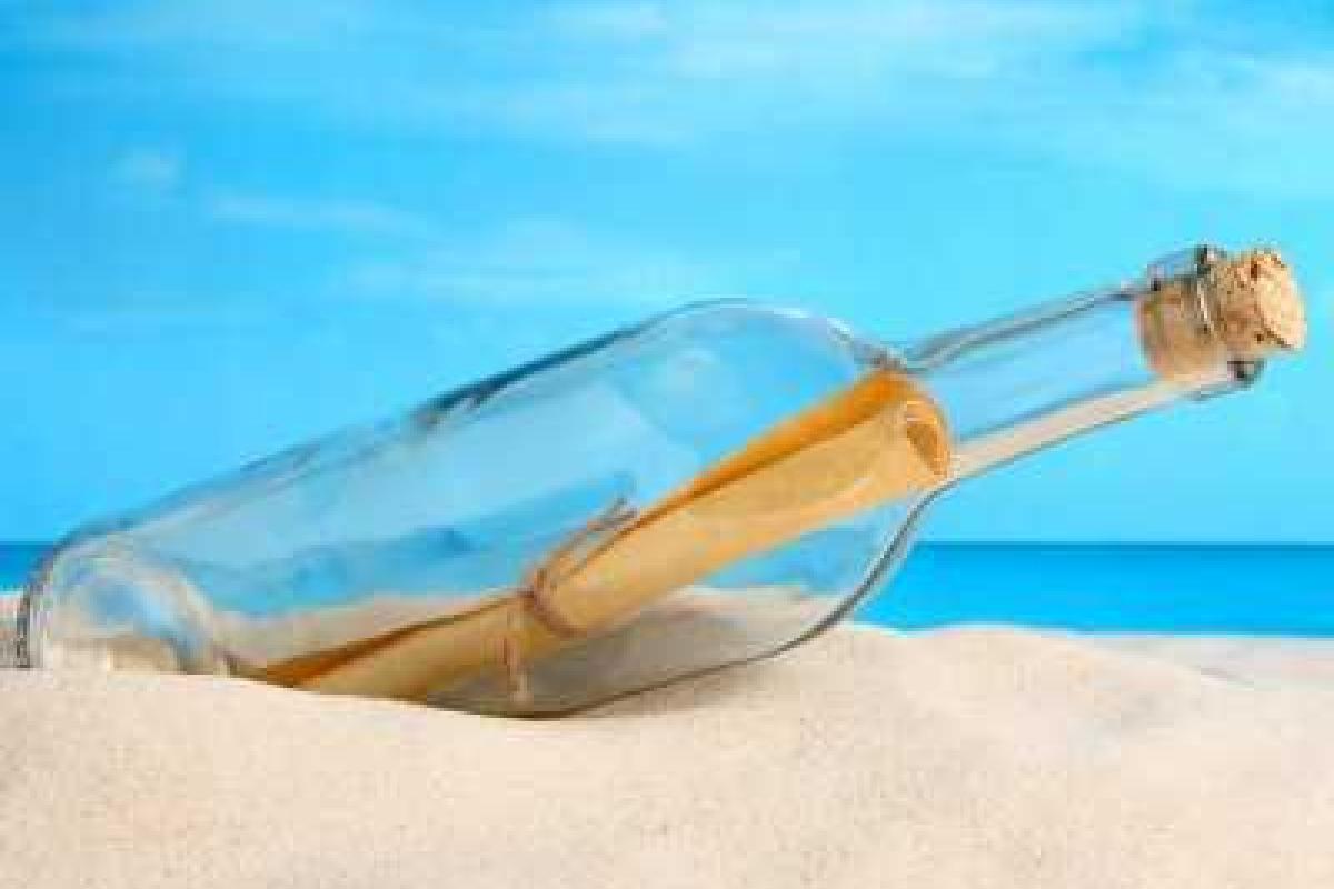 В Австралии найдена бутылка с посланием о терпящей бедствие лодке В Австралии найдена бутылка с посланием о терпящей бедствие лодке