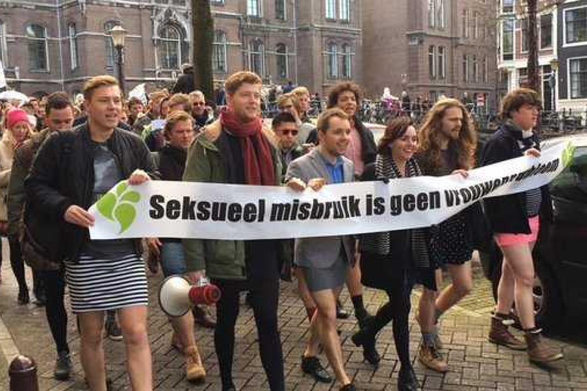 В Амстердаме мужчины в мини-юбках вышли на митинг против насилия