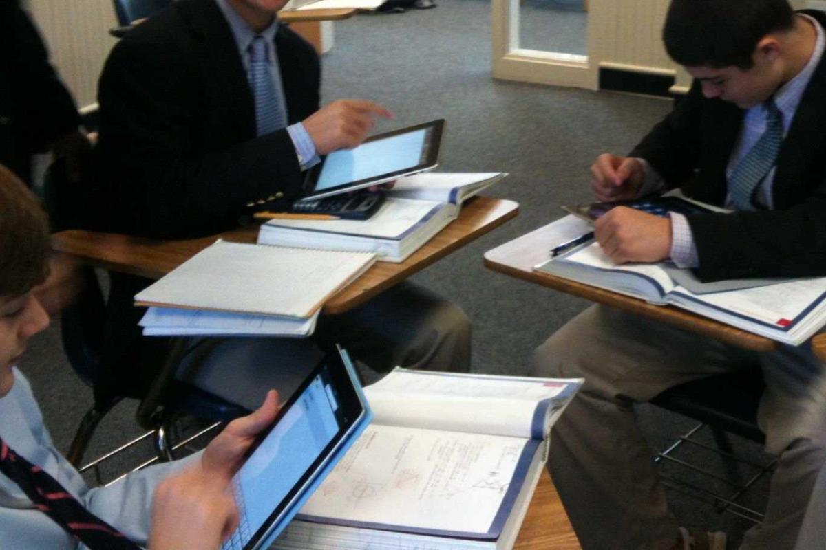 В России ученикам хотят запретить носить гаджеты в школу 