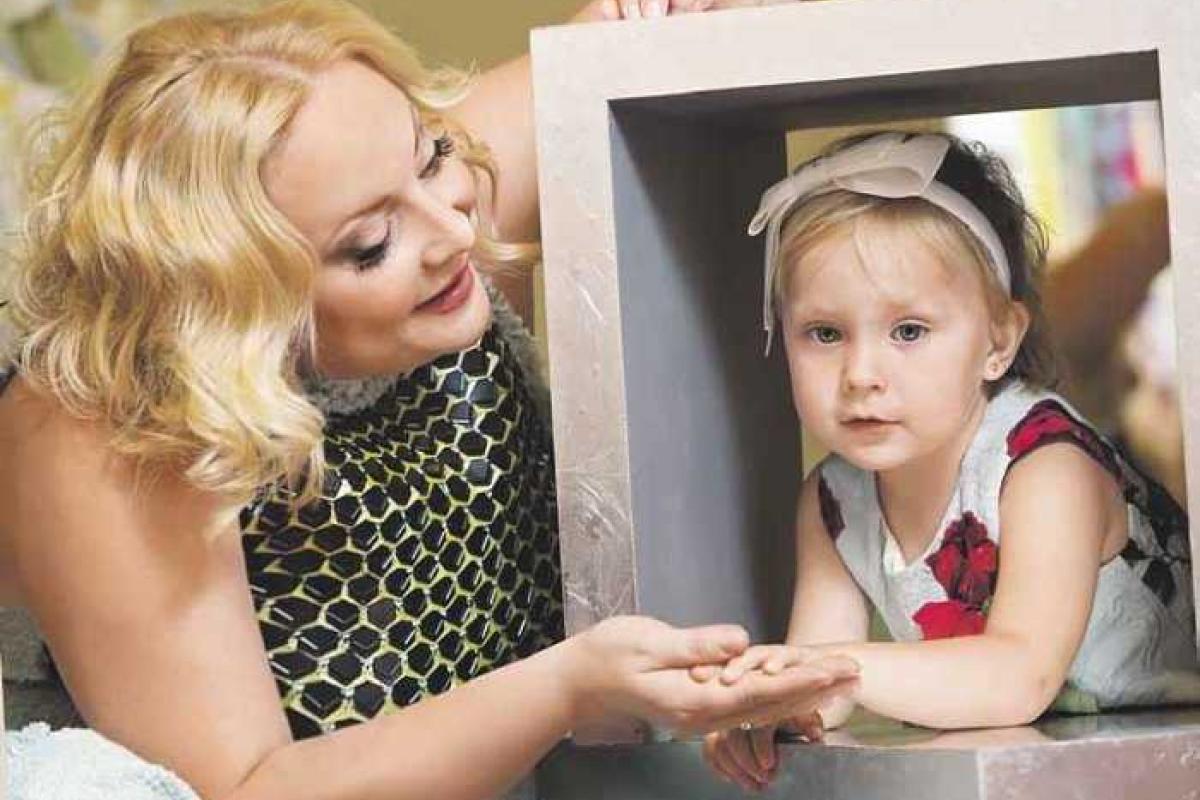 Известная актриса с дочкой едва не погибла во время прогулки на снегоходе