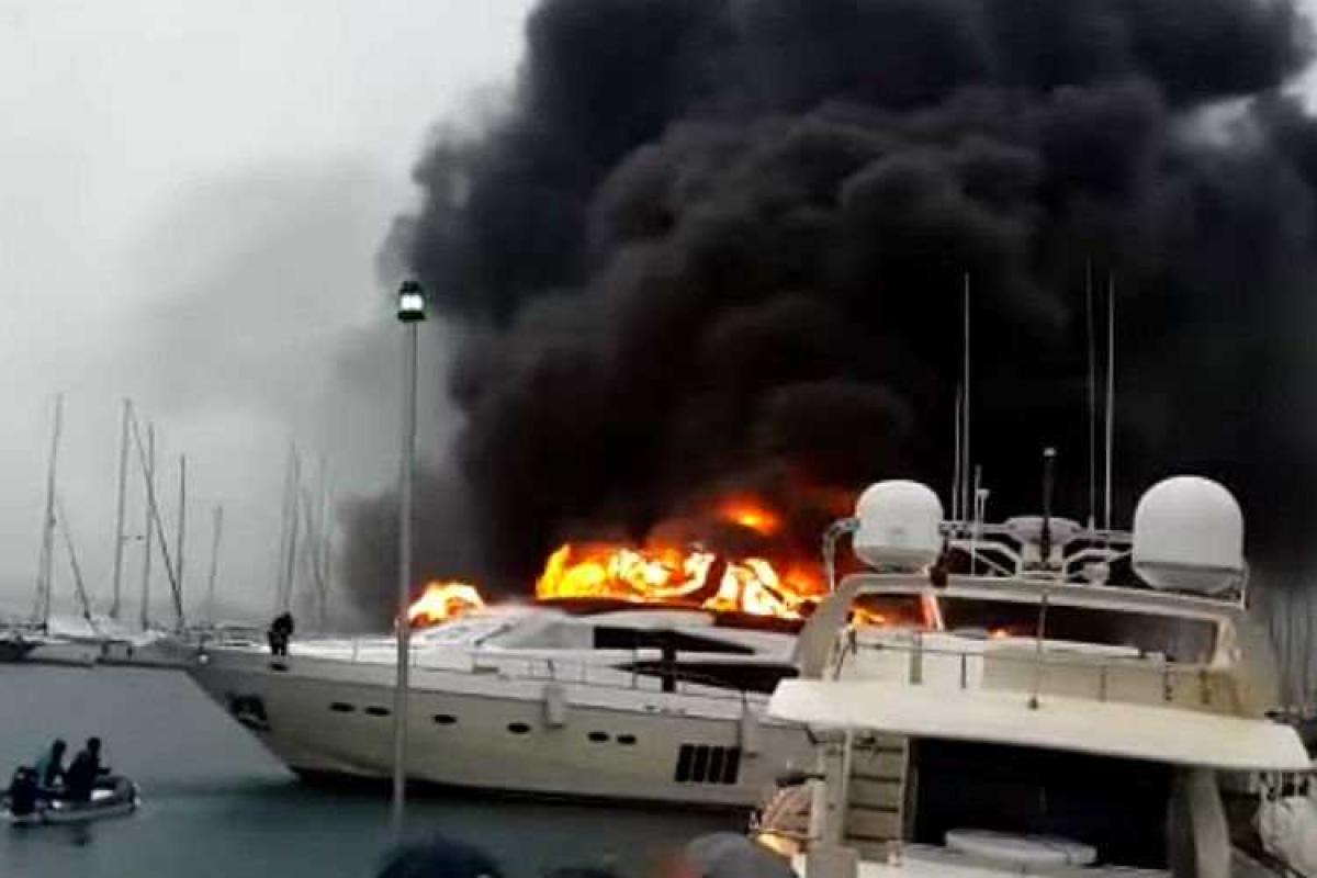 Шикарная яхта российского бизнесмена сгорела в Турции Шикарная яхта российского бизнесмена сгорела в Турции