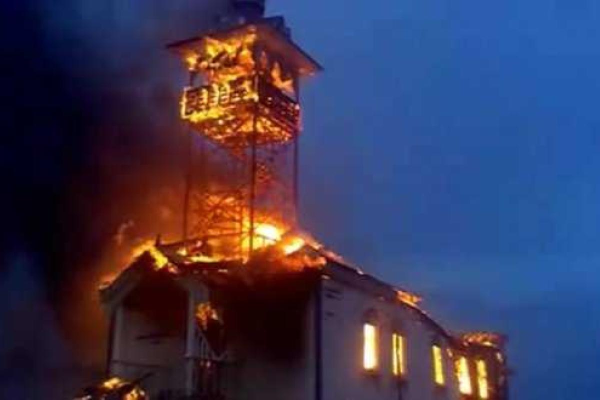 В Москве в результате пожара в церкви рухнул купол  В Москве в результате пожара в церкви рухнул купол