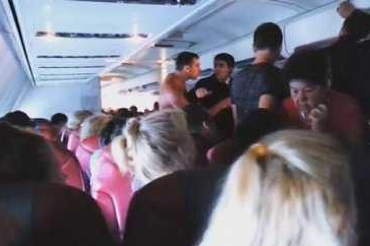 В самолете россиянина приняли за террориста из-за плохого английского В самолете россиянина приняли за террориста из-за плохого английского